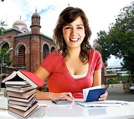 преподаватель дает уроки итальянского